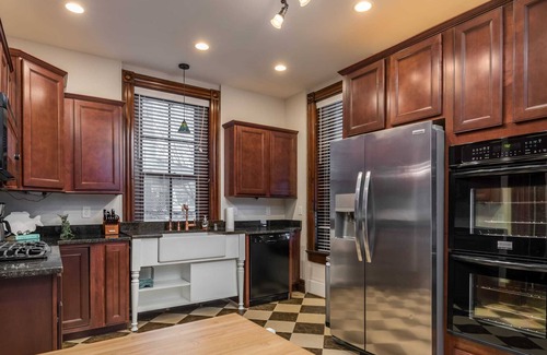 Highlands House | Stay on Broadway - Sleeps 10, Hot Tub, Walkable!