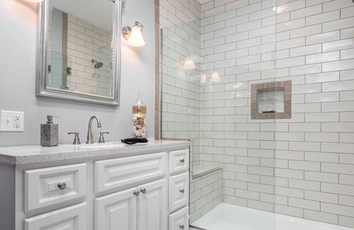 Highlands House | Stay on Broadway - Sleeps 10, Hot Tub, Walkable!