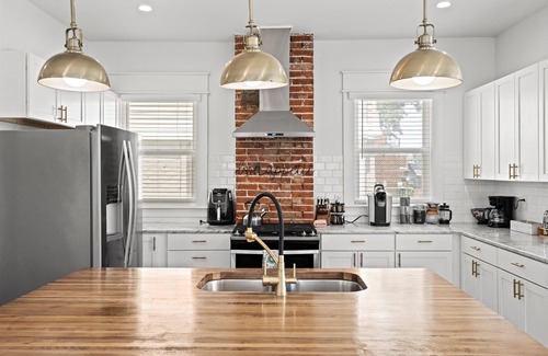 Hanover Place House | Stay on Main - Large Home Near Plaza, Westport & Downtown
