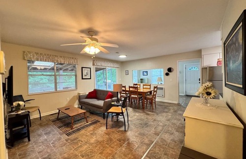 Jamestown House | Stay & Paddle River House + Free Kayaks
