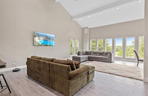 Linn Creek House | Stay & Play Golf Resort or Bachelor/Bachelorette Destination