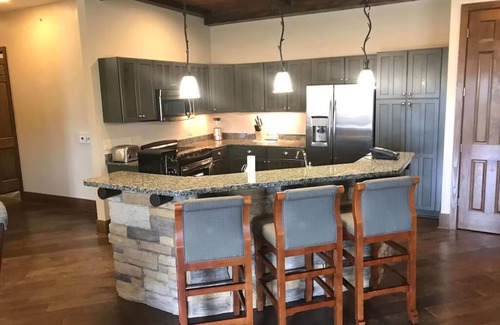 Lake Delton Resort | Stay & Play in this 3BR 2BA Deluxe Suite that sleep 10!
