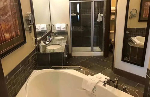 Lake Delton Resort | Stay & Play in this 3BR 2BA Deluxe Suite that sleep 10!