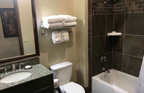 Lake Delton Resort | Stay & Play in this 3BR 2BA Deluxe Suite that sleep 10!