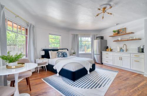 Ashcreek Apartment | Stay Portland - Forest Studio Oasis - Mile from Multnomah Village