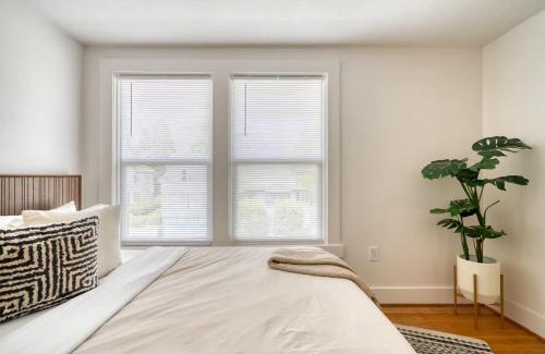 Buckman Neighborhood Apartment | Stay Portland - La Casa Burnside -Local Eateries -Shops - Bars