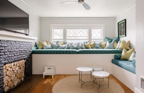 Belmont Apartment | Stay Portland - PDX Art Deco Lounge - Local Eateries, Bars & Shops
