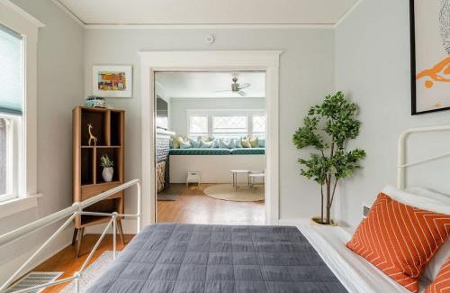 Belmont Apartment | Stay Portland - PDX Art Deco Lounge - Local Eateries, Bars & Shops