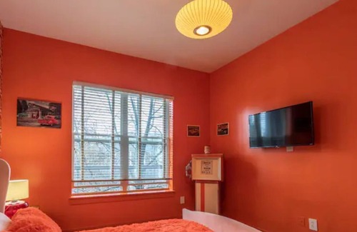 Piedmont Heights Apartment | Stay Retro Sol a Groovy Vintage Paradise