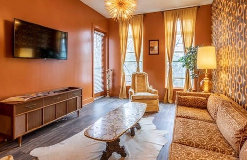 Piedmont Heights Apartment | Stay Retro Sol a Groovy Vintage Paradise