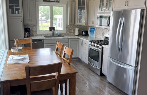 Winneconne Cottage | Stay right on the lake!