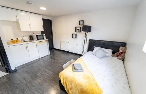 Selly Oak Apartment | STAY SA Cosy equipped studios available 10 mins from the city! Free WIFI &50" SMART TV's!
