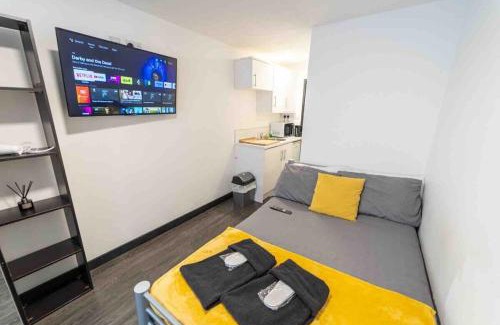 Selly Oak Apartment | STAY SA Cosy equipped studios available 10 mins from the city! Free WIFI &50" SMART TV's!
