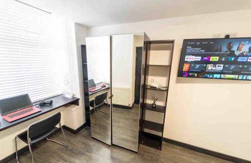 Selly Oak Apartment | STAY SA Cosy equipped studios available 10 mins from the city! Free WIFI &50" SMART TV's!