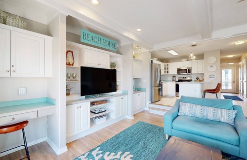 Emerald Isle Condo | Stay steps from the sand with pool, tennis court, furnished deck, & jetted tub
