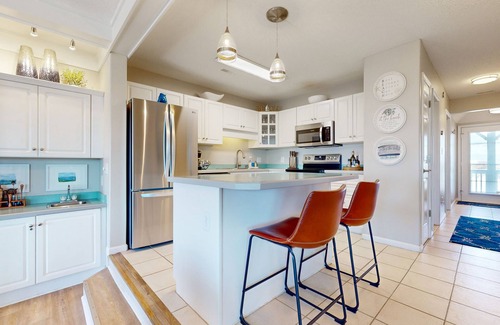 Emerald Isle Condo | Stay steps from the sand with pool, tennis court, furnished deck, & jetted tub