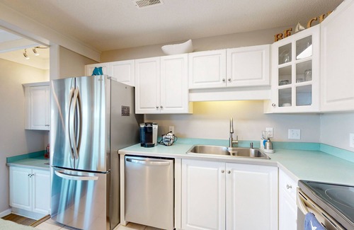 Emerald Isle Condo | Stay steps from the sand with pool, tennis court, furnished deck, & jetted tub