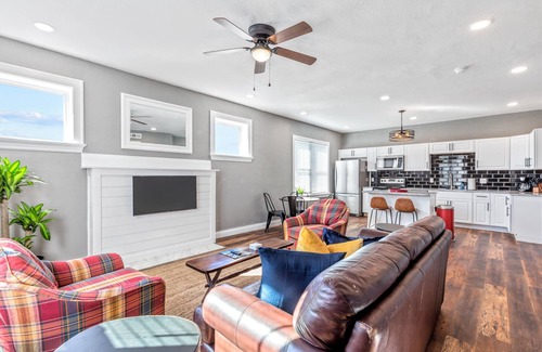 St. Louis Apartment | Stay STL-Huge Cheery 1BR-In Unit W/D-Parking