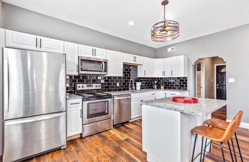 St. Louis Apartment | Stay STL-Huge Cheery 1BR-In Unit W/D-Parking