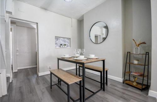 Liverpool House | Stay with Alexandra - Free Parking - Free Wifi Superb Location