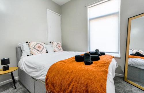 Liverpool House | Stay with Alexandra - Free Parking - Free Wifi Superb Location