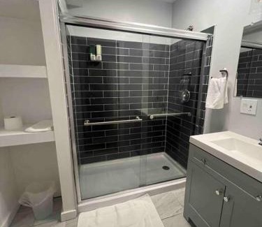 Cleveland House | Stay with Jay - Quinta Suite