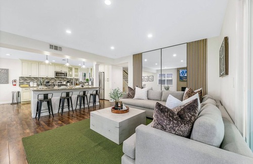 Midway City House | Stay with SIR Living for the best experience!
