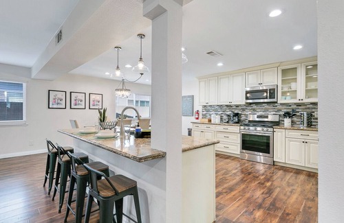 Midway City House | Stay with SIR Living for the best experience!
