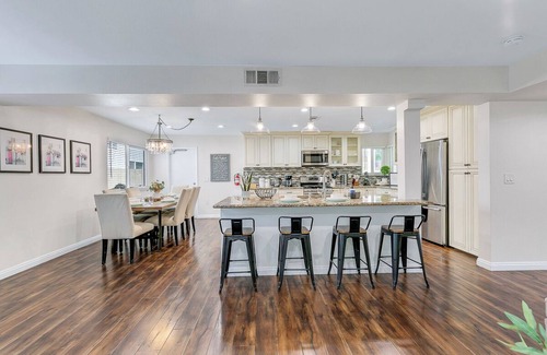 Midway City House | Stay with SIR Living for the best experience!