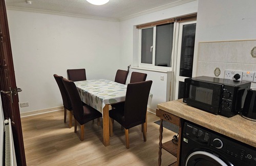 Windsor House | Stay,work, Relax Ideal for Crews and Long Stays