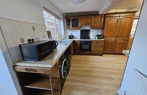 Windsor House | Stay,work, Relax Ideal for Crews and Long Stays