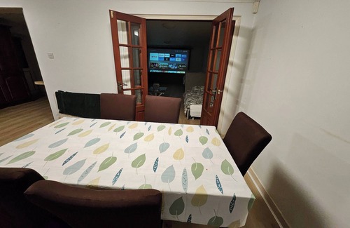 Windsor House | Stay,work, Relax Ideal for Crews and Long Stays
