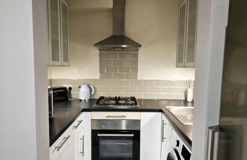 Woking Apartment | Stay Zen Apartments - Free Parking & Private Garden Ground Floor Central Woking - Business & Leisure