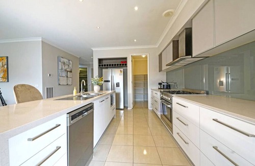 Truganina House | Stayau Charming Spacious Holiday House Wyndham
