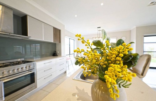 Truganina House | Stayau Charming Spacious Holiday House Wyndham