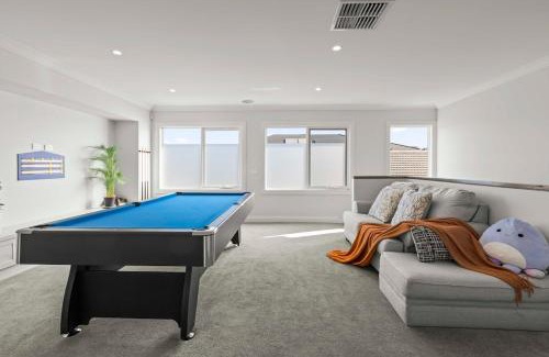 Point Cook House | StayAU Contemporary 5BRM Families Home Point Cook