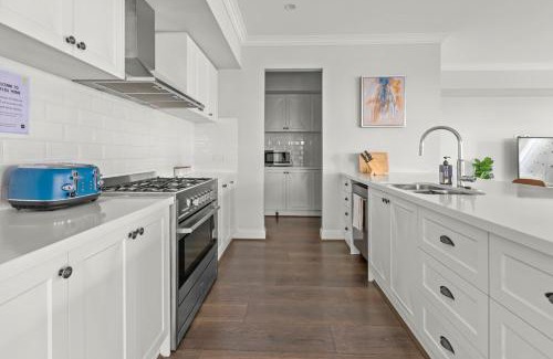 Point Cook House | StayAU Contemporary 5BRM Families Home Point Cook