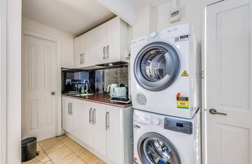 Malvern East House | StayAU Cozy 1BR Living Space Near Chadstone