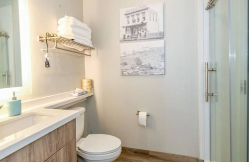 Mission Hills Apartment | Staycation in Old Town ⭐️ Walk to All. Parking+WiFi