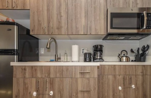 Mission Hills Apartment | Staycation in Old Town ⭐️ Walk to All. Parking+WiFi