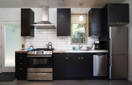 Belmont House | #StayInMyDistrict Buckman Spacious Modern Rowhouse