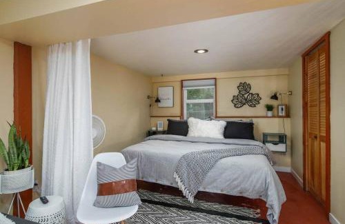 Woodlawn Apartment | #StayInMyDistrict Woodlawn Eclectic -Walk to Dekum