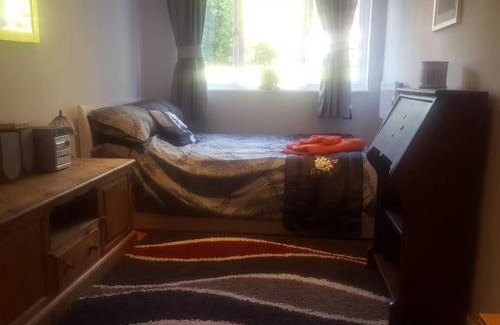 Woking House | StayInWoking at 30 Woodlands