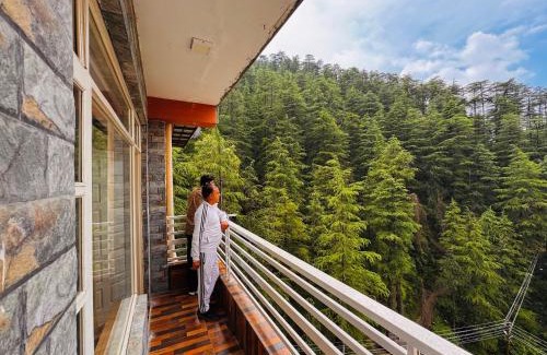New Shimla Hotel | Staynest BNB in city Centre - 3 BHK apartments - PRIVATE PARKING - BALCONY VIEW