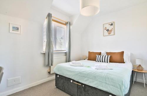 Barry Apartment | StayRight 2 Bed Beach House with Private Parking- Next to Barry Beach and Jackson Bay
