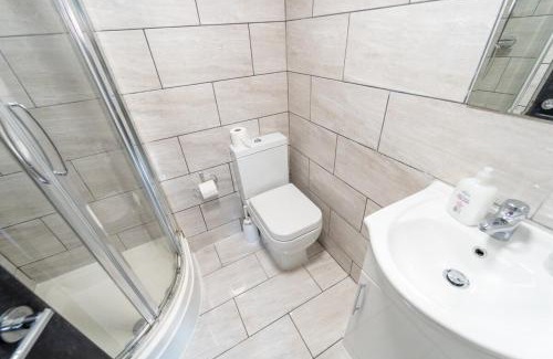 Selly Oak Apartment | STAYSA Equipped studios near QE and UOB in GuestHouse close to the city!