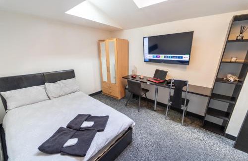 Selly Oak Apartment | STAYSA Equipped studios near QE and UOB in GuestHouse close to the city!