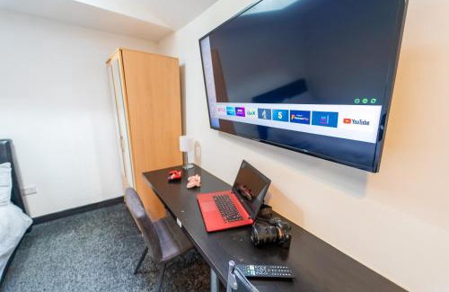 Selly Oak Apartment | STAYSA Equipped studios near QE and UOB in GuestHouse close to the city!
