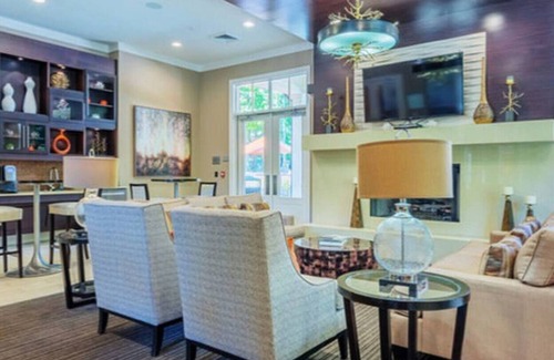 SouthPark Condo | StaysByWalker™ King Bed ★ SouthPark 1BR Condo ★ Pool/Gym (690 SqFt)