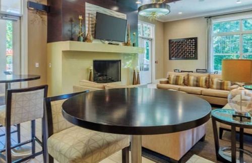 SouthPark Condo | StaysByWalker™ King Bed ★ SouthPark 1BR Condo ★ Pool/Gym (690 SqFt)